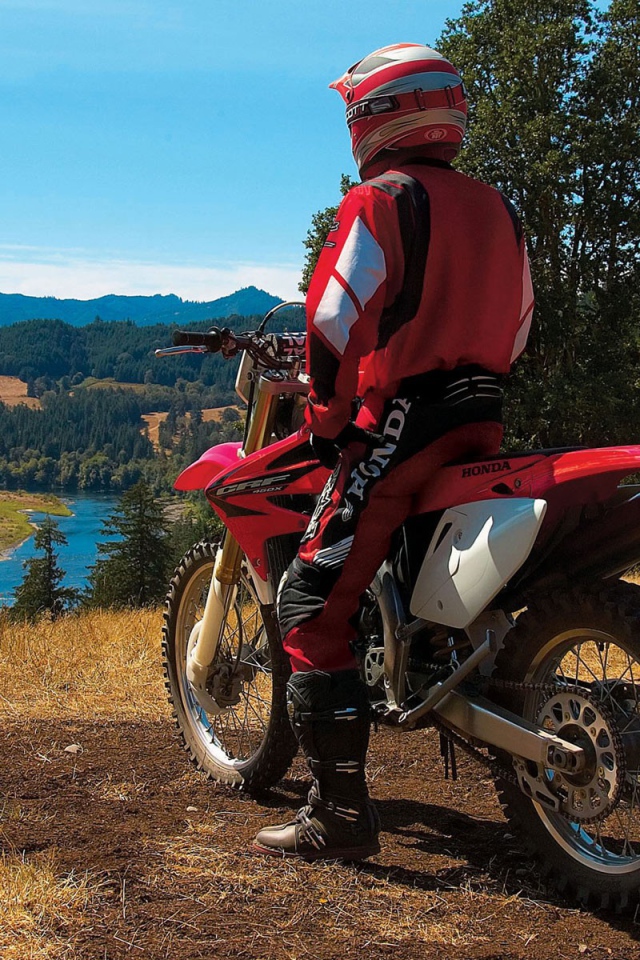 Гонщик на мотокроссе