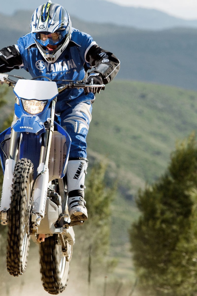 Мотоцикл Ямаха на кроссе