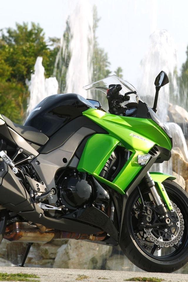 Мотоцикл у фонтана