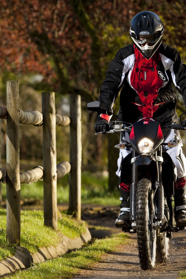 Мотоциклист в парке