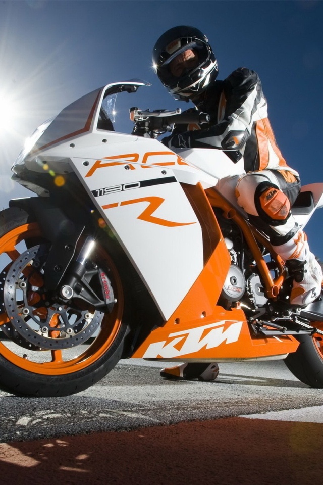 Пилот Сун на мотоцикле