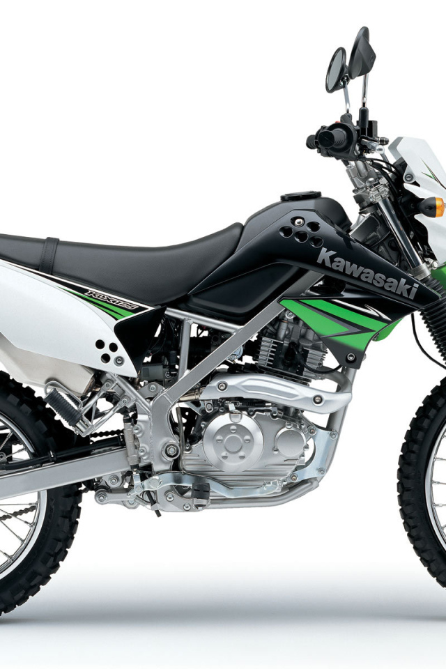 Новый мотоцикл на дороге Kawasaki KLX 125