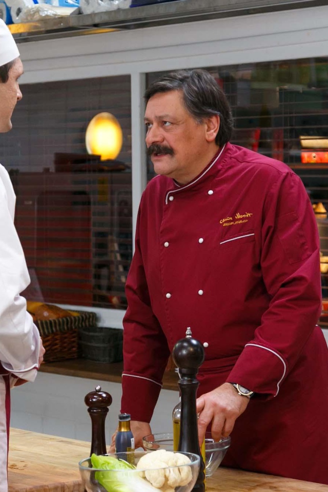 Шеф беседует с сотрудником в сериале Кухня