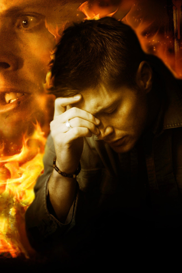 Дин из сериала Сверхъестественное на фоне огня