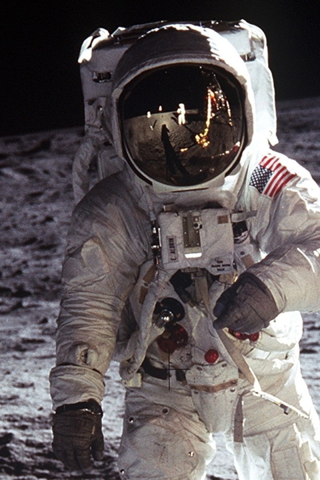 Первые на Луне