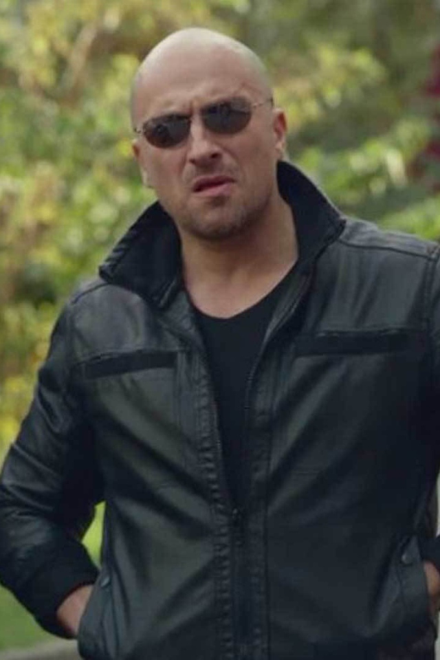 Физрук Фома возле гелика