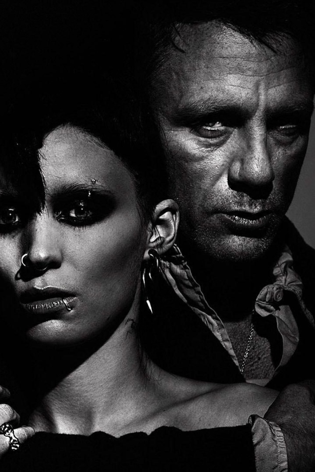 Девушка с татуировкой дракона