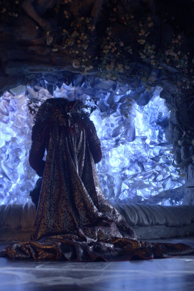 Красавица и чудовище во дворце