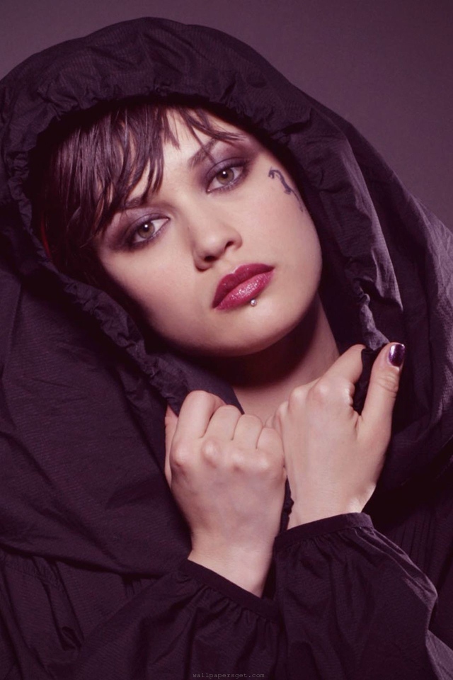 Ольга Курыленко в роли Белла