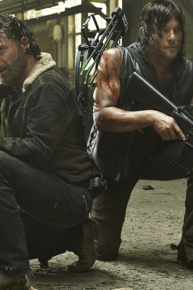 Рик и Дерил из Ходячих Мертвецов держат оборону