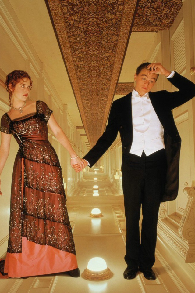 Роуз и Джек взялись за руки в фильме Титаник