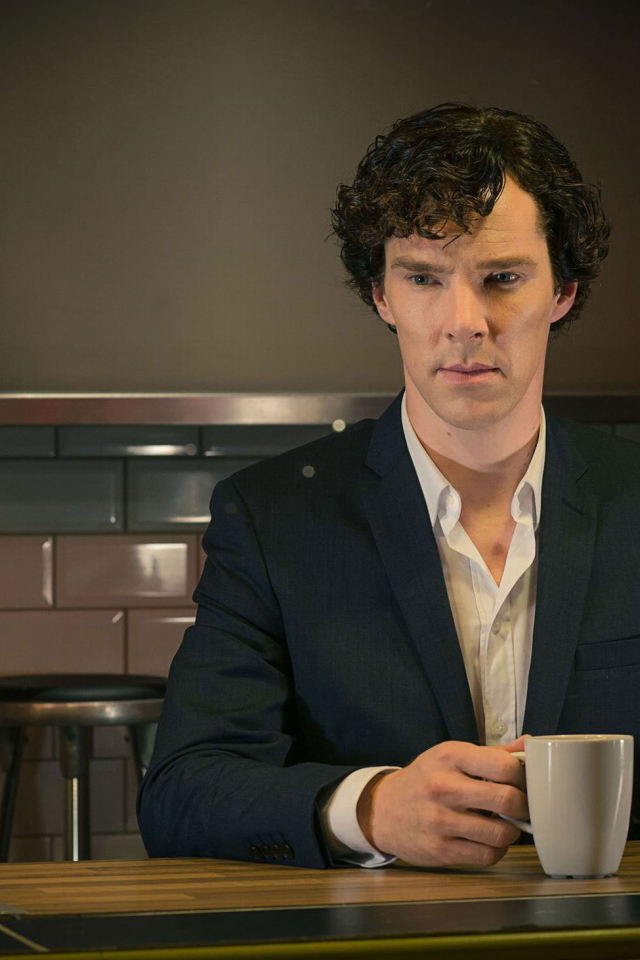 Шерлок с чашкой