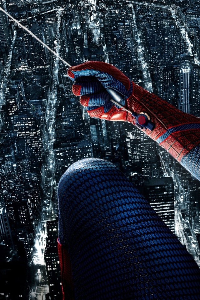 Человек паук над городом