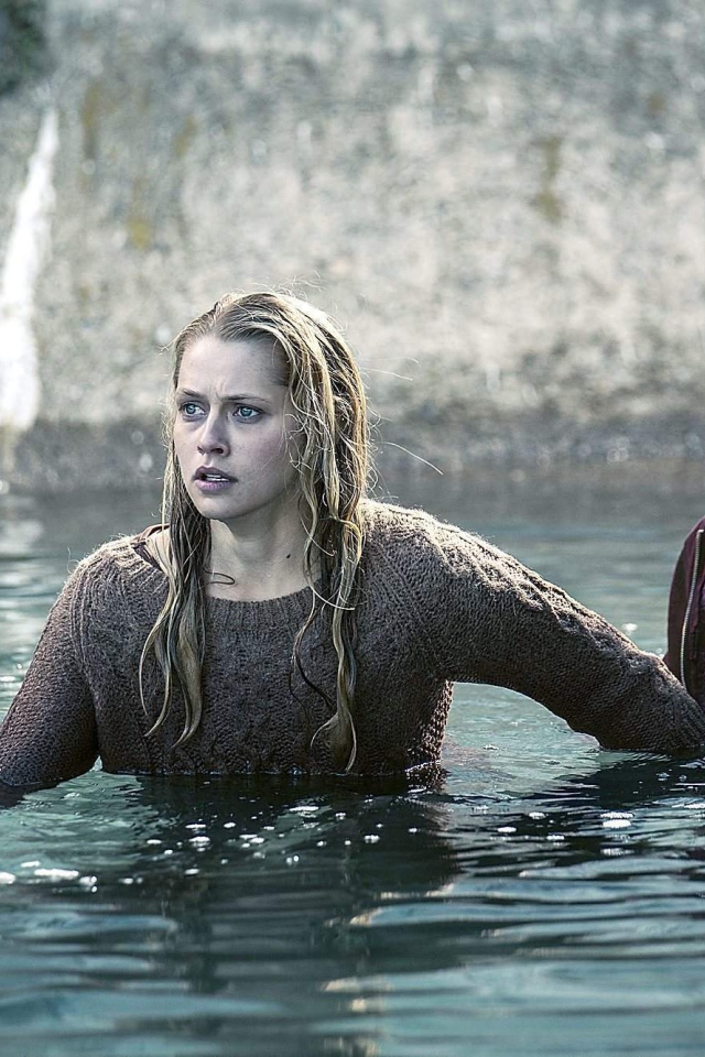 Warm bodies zombie swims with girl