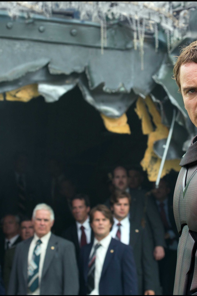  Люди Икс: Дни минувшего будущего возле разрушенного самолета