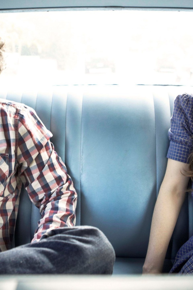 Актеры сидят в автомобиле