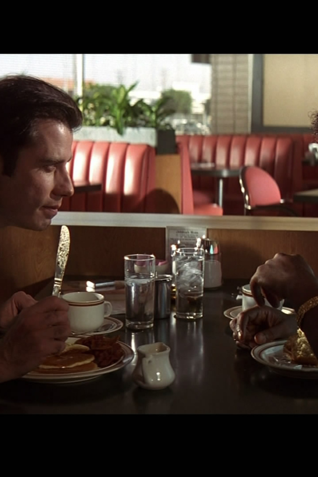 Актеры беседуют за обедом