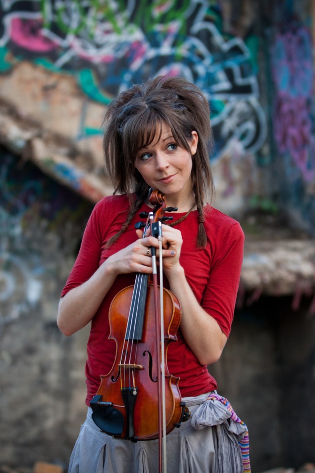 Девушка со скрипкой улыбается