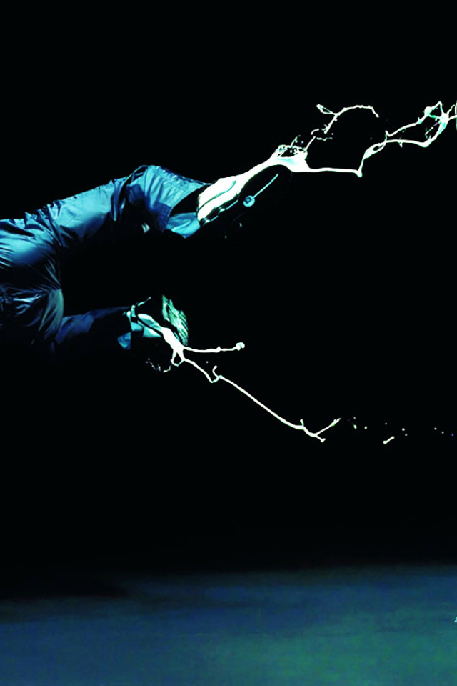 Темнокожий танцор на руке