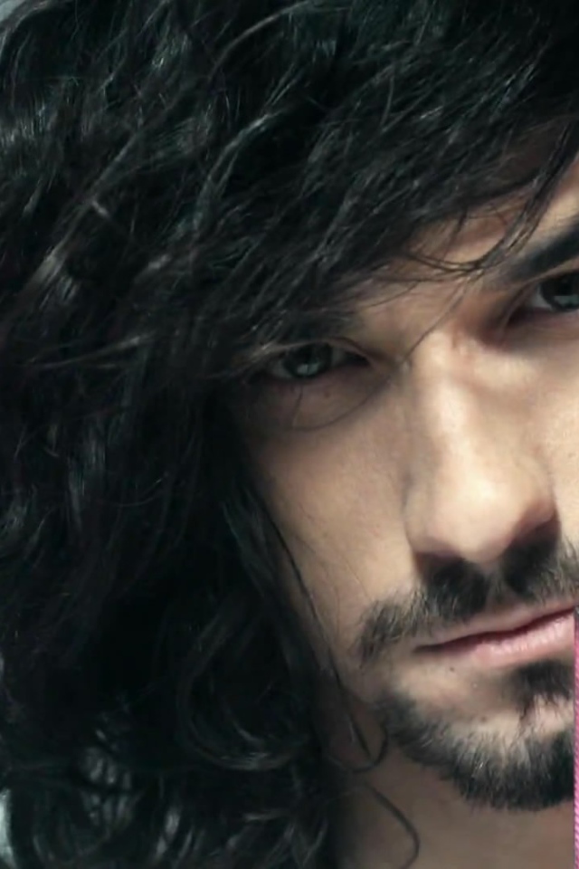 У микрофона солист Quest Pistols