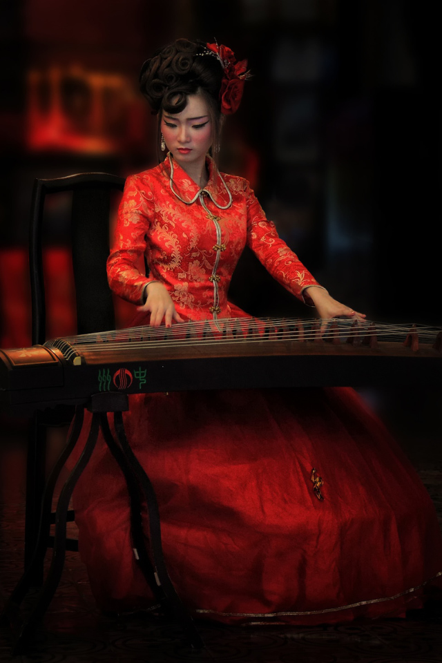 Китаянка с традиционным инструментом