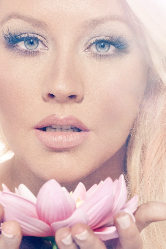 Кристина Агулейра с цветком