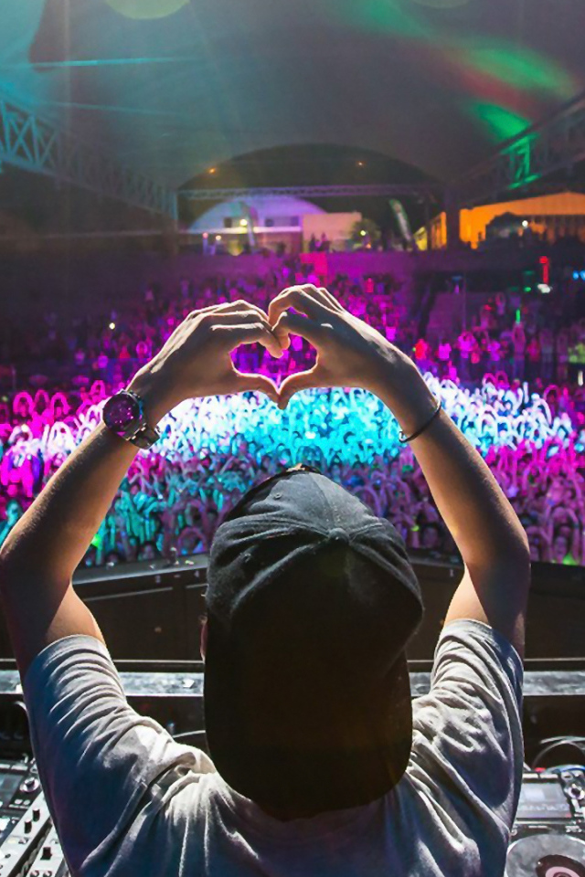 Диджей показывает сердечко