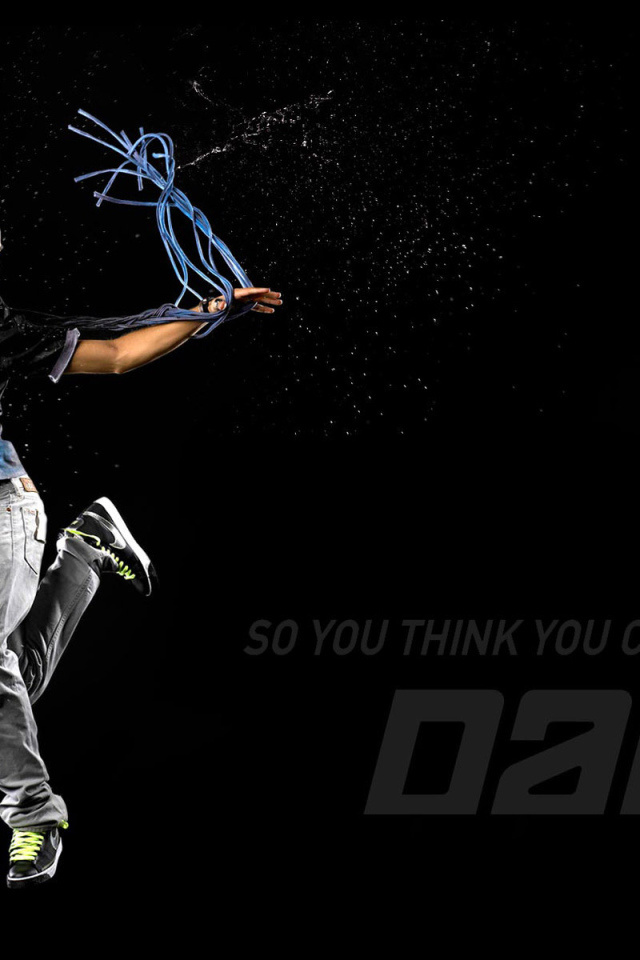 Танцор среди брызг воды