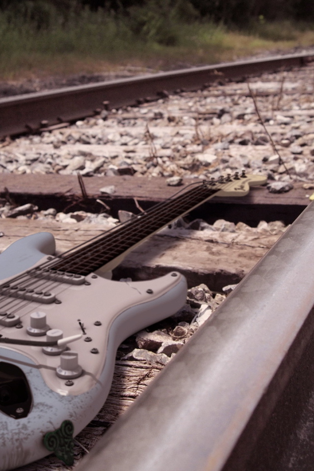 Электро-гитара на железной дороге