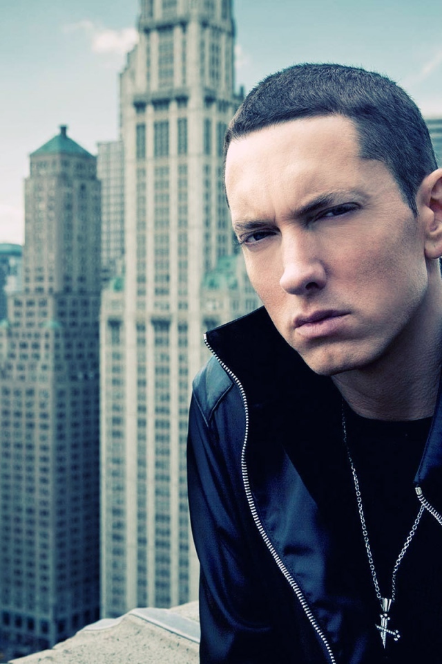 Eminem на фоне города