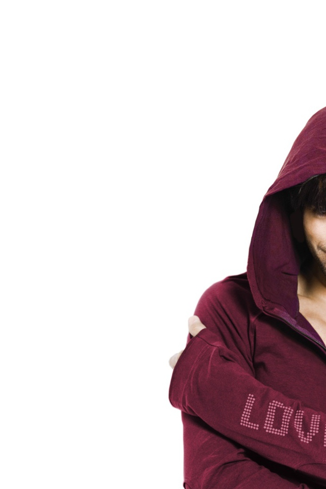 Энрике Иглесиас в толстовке на белом фоне