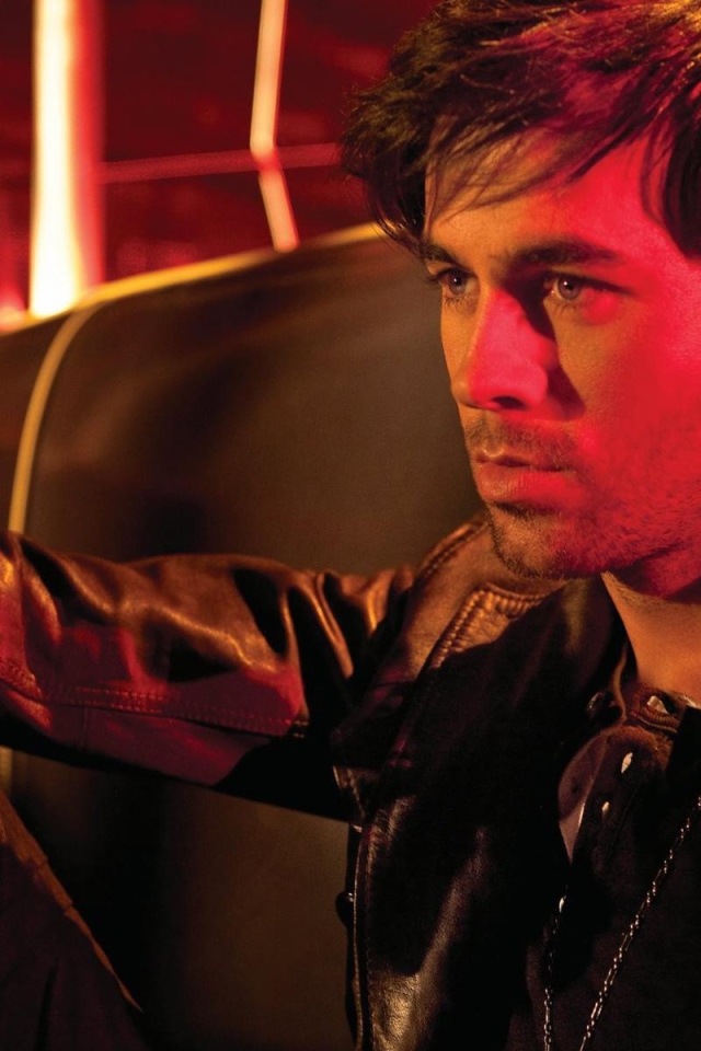 Энрике Иглесиас в кожаной куртке