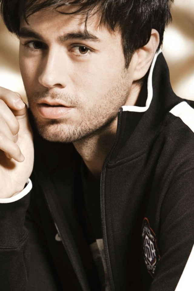 Энрике Иглесиас загадочный взгляд