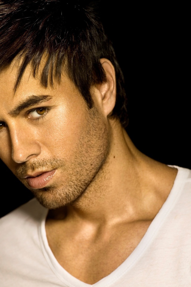 Энрике Иглесиас на черном фоне