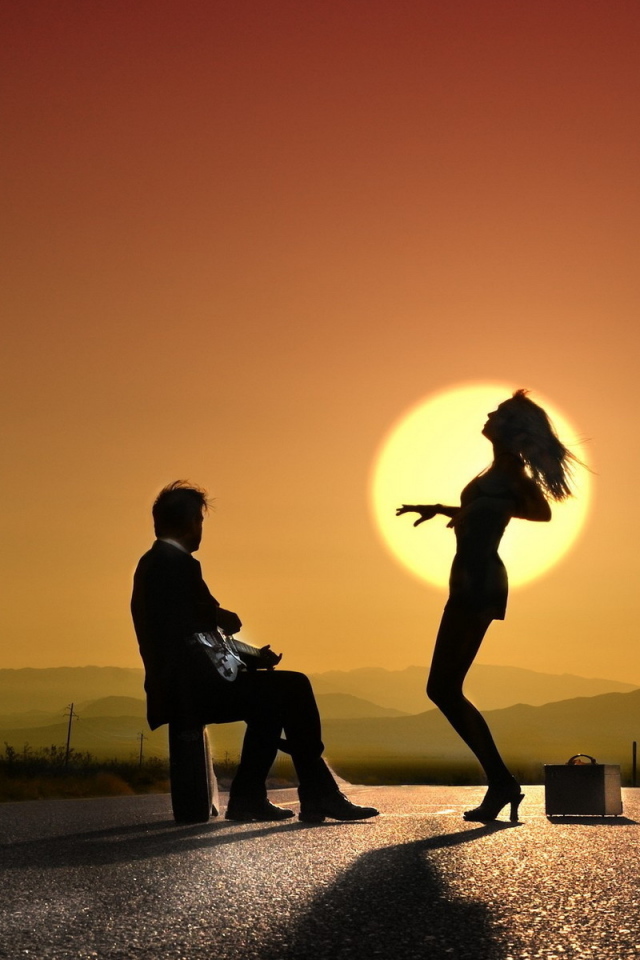 Девушка танцует под гитару