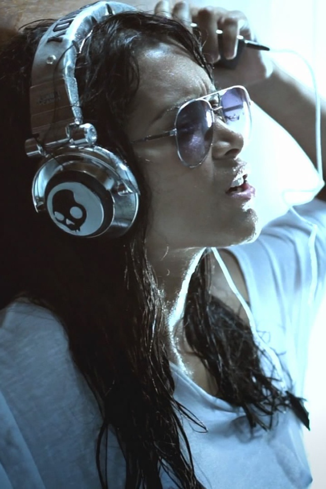 Девушка слушает музыку