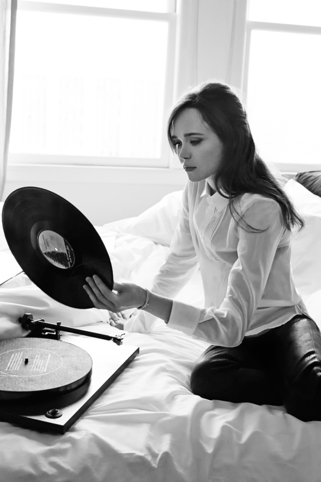 Девушка ставит пластинку