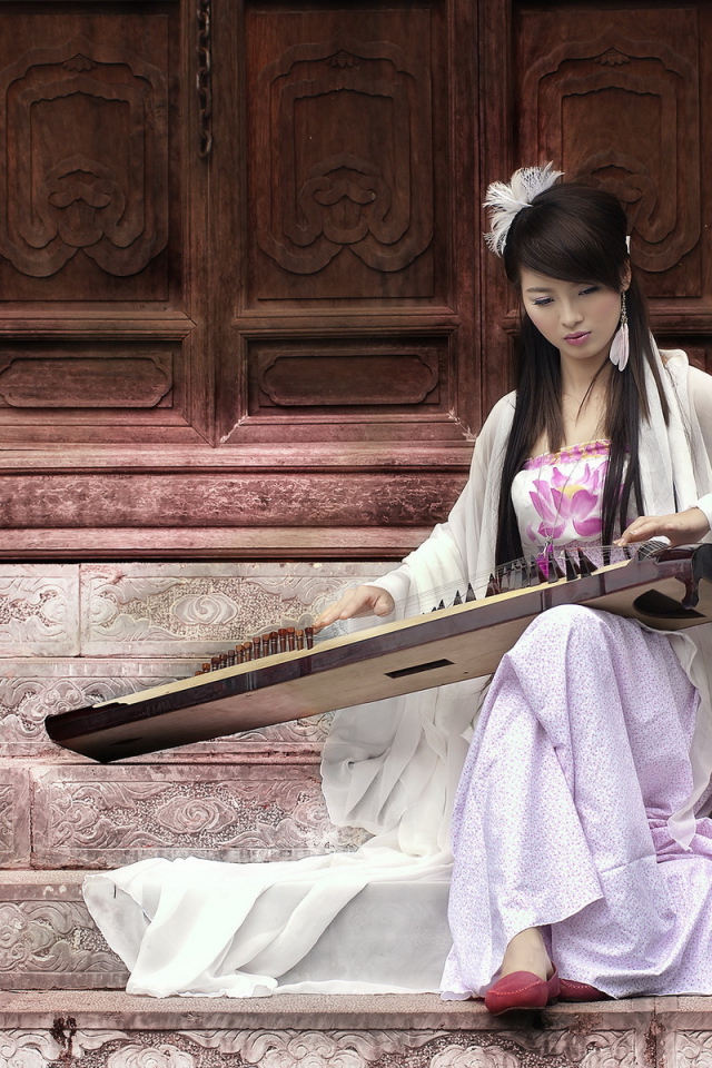 Девушка с музыкальным инструментом