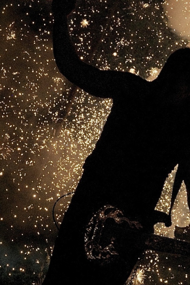 Гитарист на фоне искр