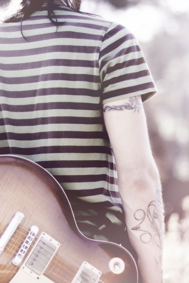 Гитарист в тельняжке