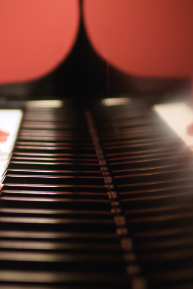 Руки на клавишах рояля