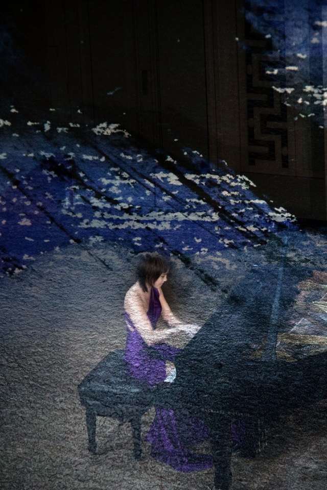 Образ девушки и рояль