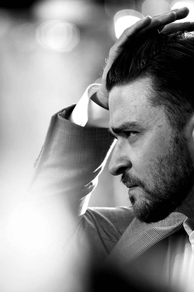 Джастин Тимберлейк поправляет прическу