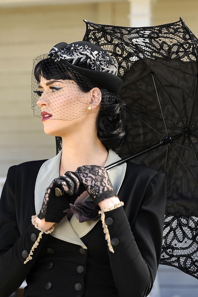 Кэти Перри с зонтиком