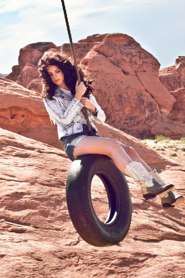 Лана Дель Рей на качели