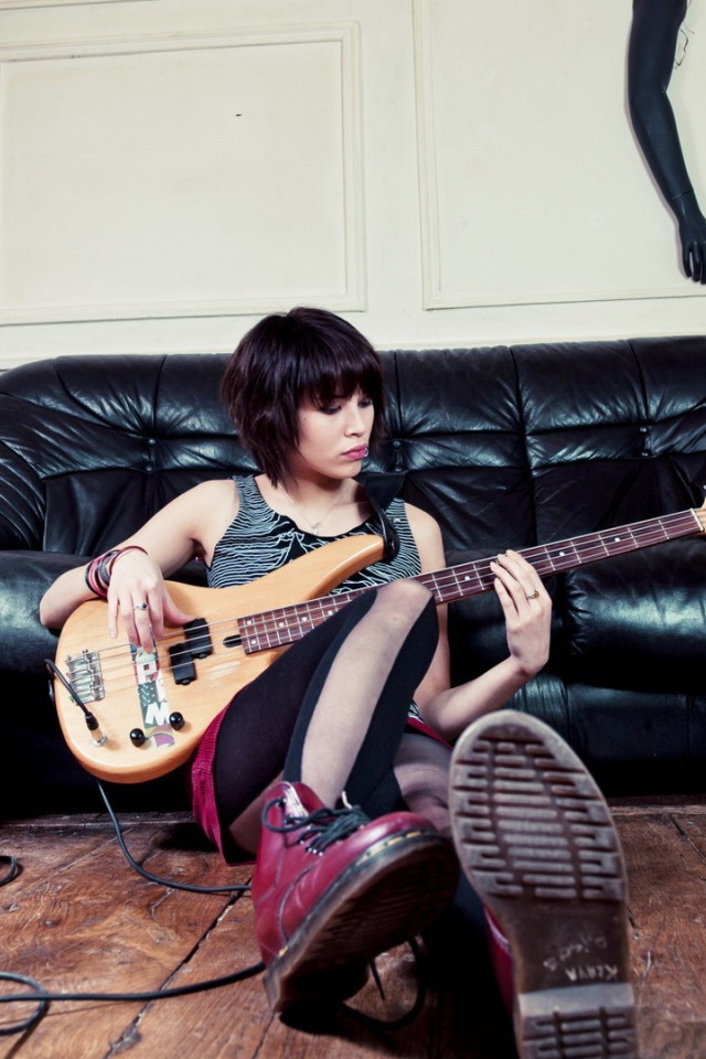 Kожаный диван и бас гитара