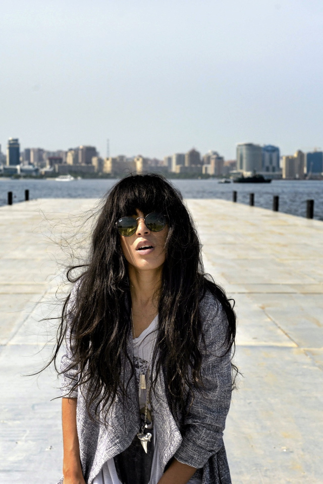 Loreen поет на набережной