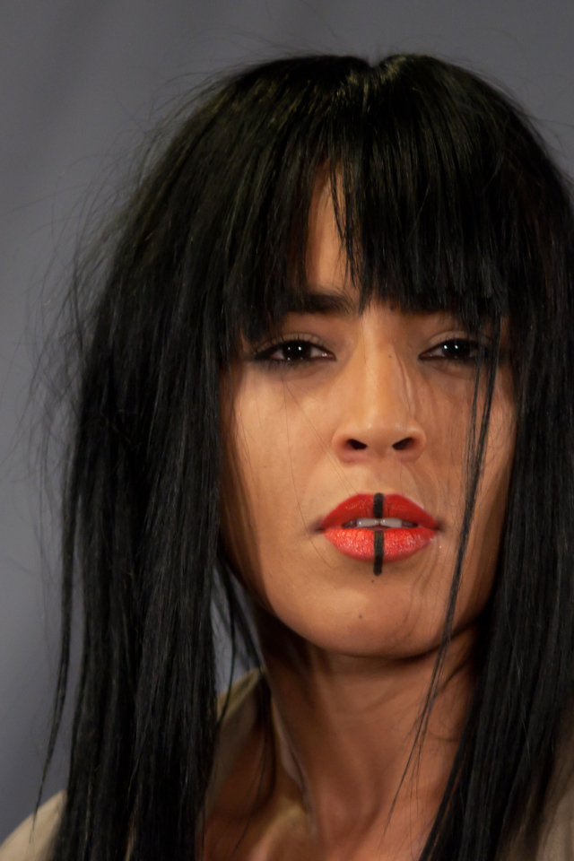 Loreen с красной помадой