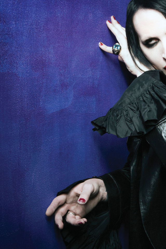 Marilyn Manson у синей стены