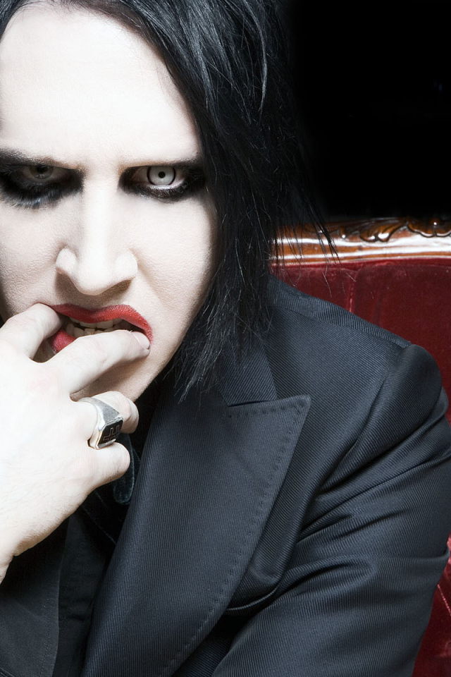 Marilyn Manson на красном диване